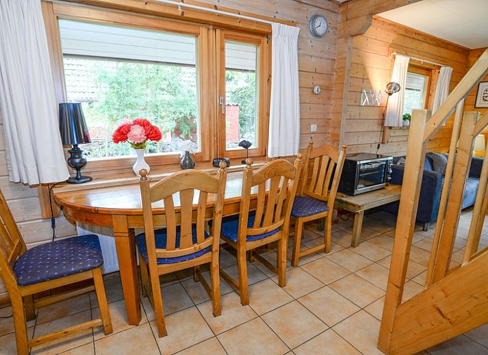 Gemuetliches Wohnzimmer mit bequemen Sofas im Vakantiepark Het Oude Dijkje, De Koog, Texel, ideal zum Entspannen.