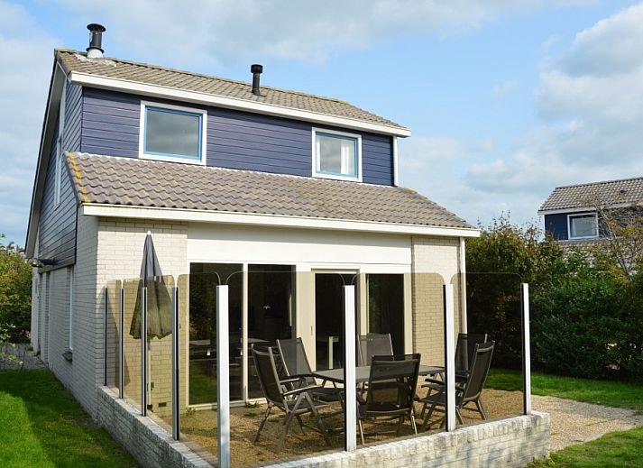 Vacation home Stappeland 76 in De Koog, Texel with sunny terrace and modern outdoor space.