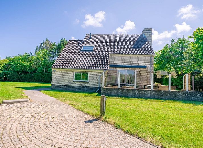 Das Ferienhaus Honeysuckle 73 in De Koog, Texel, bietet einen schoenen Garten und eine Terrasse zum Entspannen auf den Watteninseln.