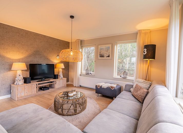 Das Ferienhaus Honeysuckle 73 in De Koog, Texel, bietet einen schoenen Garten und eine Terrasse zum Entspannen auf den Watteninseln.