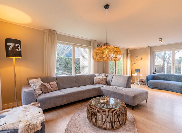 Das Ferienhaus Honeysuckle 73 in De Koog, Texel, bietet einen schoenen Garten und eine Terrasse zum Entspannen auf den Watteninseln.