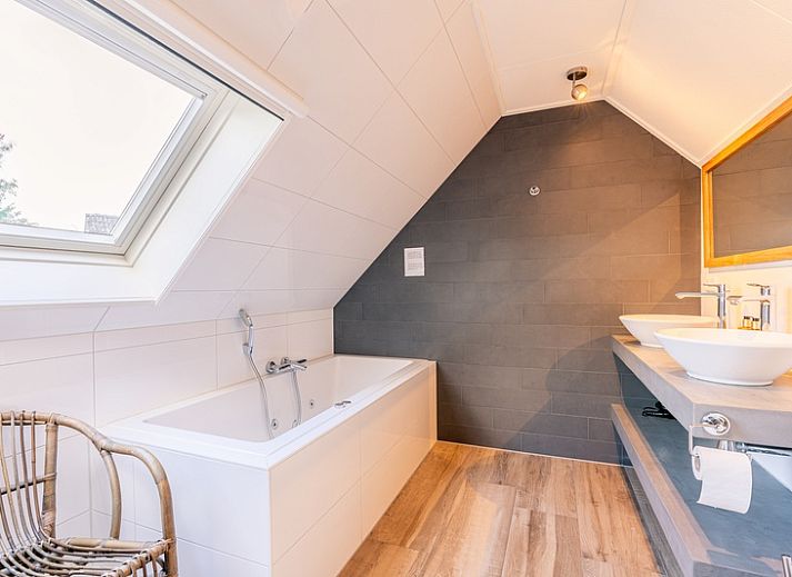 Gemuetliches Wohnzimmer des Ferienhauses Kamperfoelie 73 in De Koog, Texel mit bequemen Sofas und moderner Einrichtung.