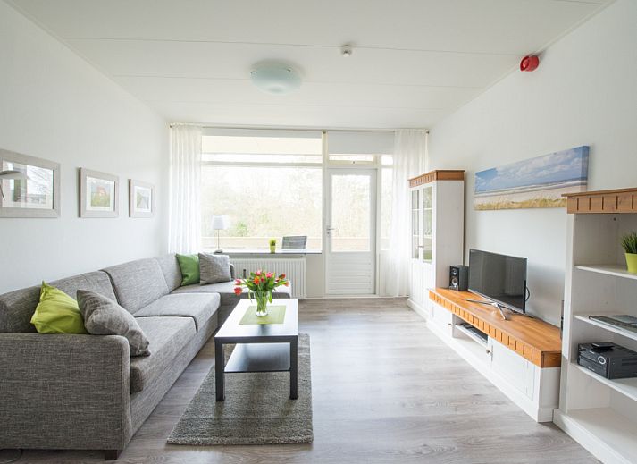 't Kerckeland - Appartement Kerckeland 88 in De Koog, Texel bietet ein helles, modern eingerichtetes Wohnzimmer mit Blick auf die Natur.