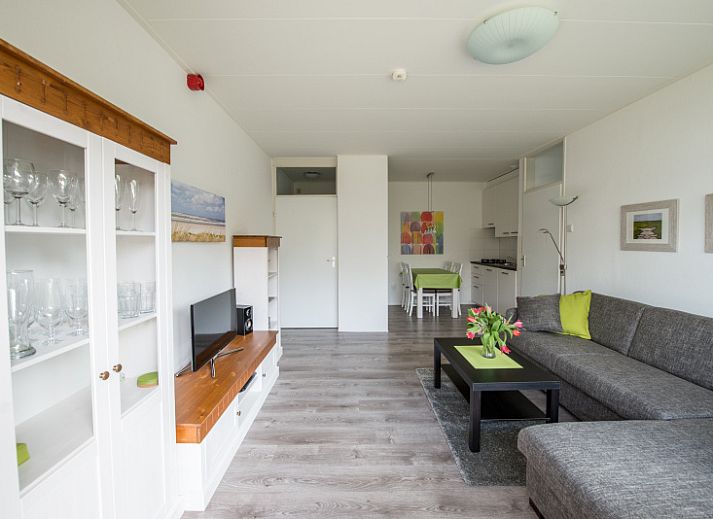 't Kerckeland - Appartement Kerckeland 88 in De Koog, Texel bietet ein helles, modern eingerichtetes Wohnzimmer mit Blick auf die Natur.
