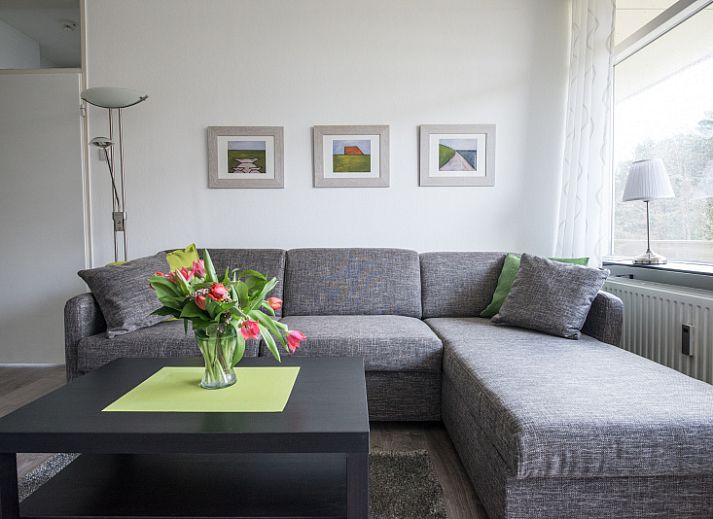 't Kerckeland - Appartement Kerckeland 88 in De Koog, Texel bietet ein helles, modern eingerichtetes Wohnzimmer mit Blick auf die Natur.