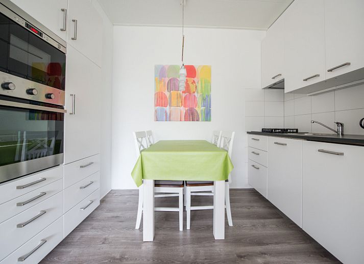 't Kerckeland - Appartement Kerckeland 88 in De Koog, Texel bietet ein helles, modern eingerichtetes Wohnzimmer mit Blick auf die Natur.