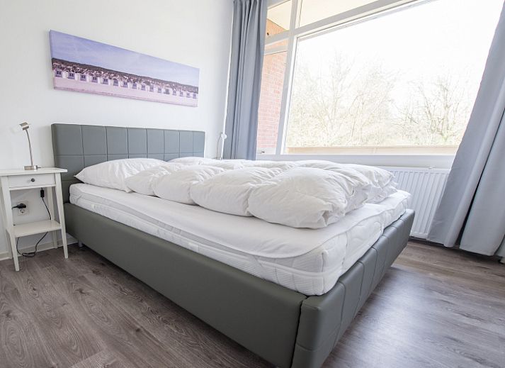 Geraeumiger Innenbereich von 't Kerckeland - Apartment Kerckeland 88, De Koog, Texel mit gemuetlicher Sitz- und Essecke.