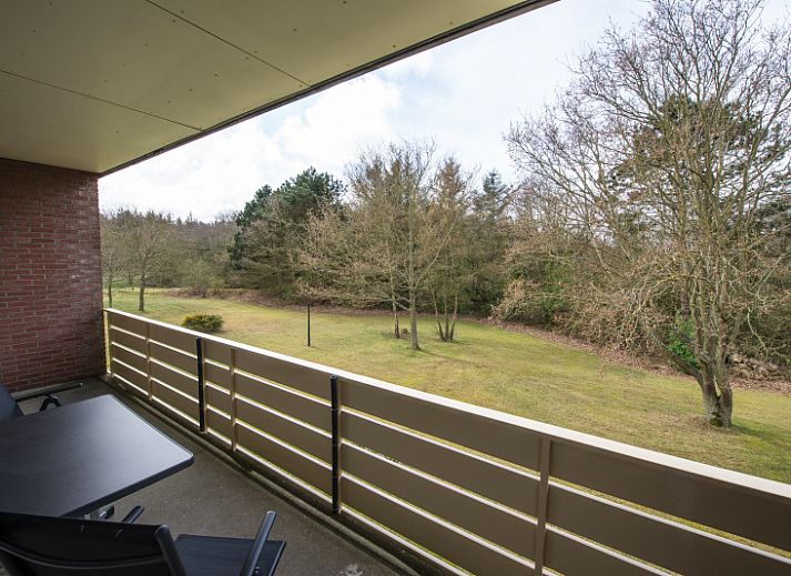 Geraeumiger Innenbereich von 't Kerckeland - Apartment Kerckeland 88, De Koog, Texel mit gemuetlicher Sitz- und Essecke.