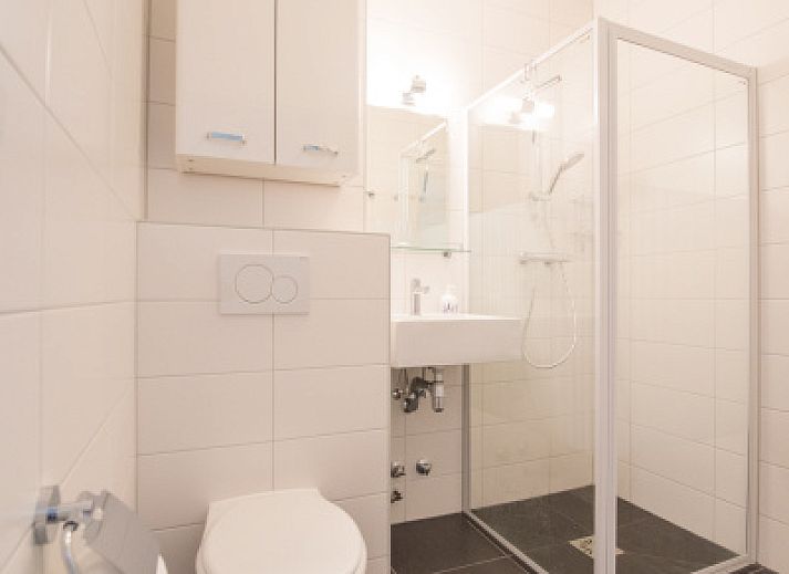 Geraeumiger Innenbereich von 't Kerckeland - Apartment Kerckeland 88, De Koog, Texel mit gemuetlicher Sitz- und Essecke.