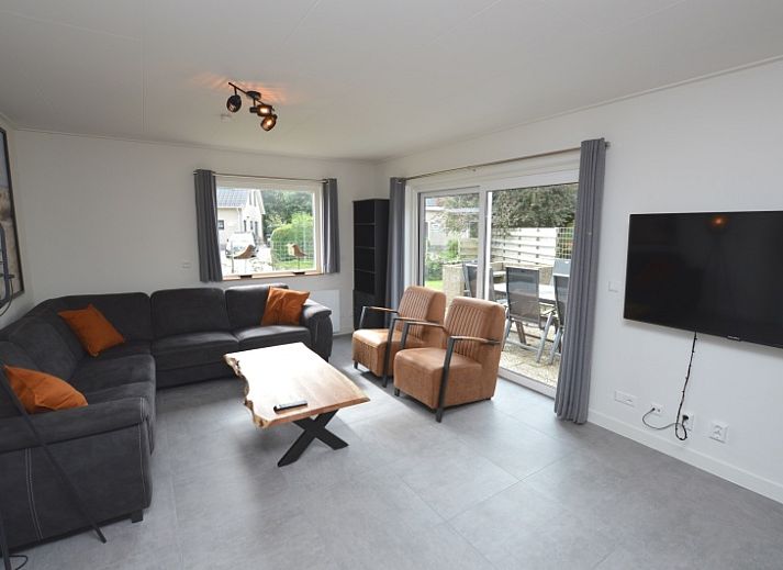 Ferienhaus Stappeland 203 in De Koog Texel, charmanter Aussenbereich mit gruenem Garten.