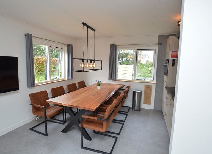 Gemuetliches Wohnzimmer des Ferienhauses Stappeland 203 in De Koog Texel, mit bequemer Sitzecke.