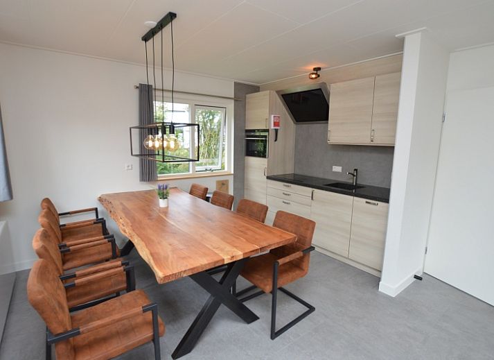 Gemuetliches Wohnzimmer des Ferienhauses Stappeland 203 in De Koog Texel, mit bequemer Sitzecke.