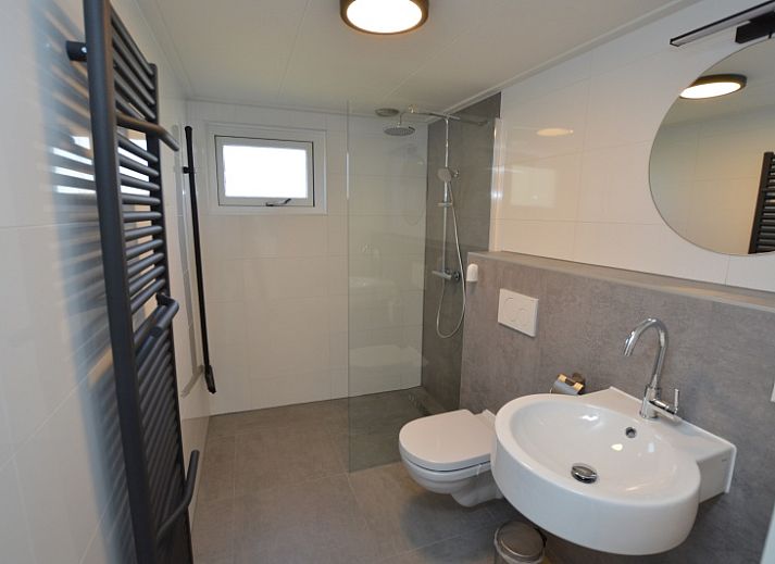 Gemuetliches Wohnzimmer des Ferienhauses Stappeland 203 in De Koog Texel, mit bequemer Sitzecke.