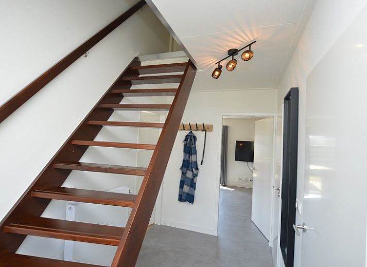 Gemuetliches Wohnzimmer des Ferienhauses Stappeland 203 in De Koog Texel, mit bequemer Sitzecke.