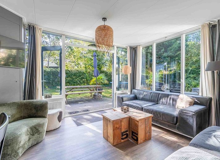 Bungalowpark De Nagtegaal in De Koog Texel, vacation home with spacious garden and terrace surrounded by greenery.