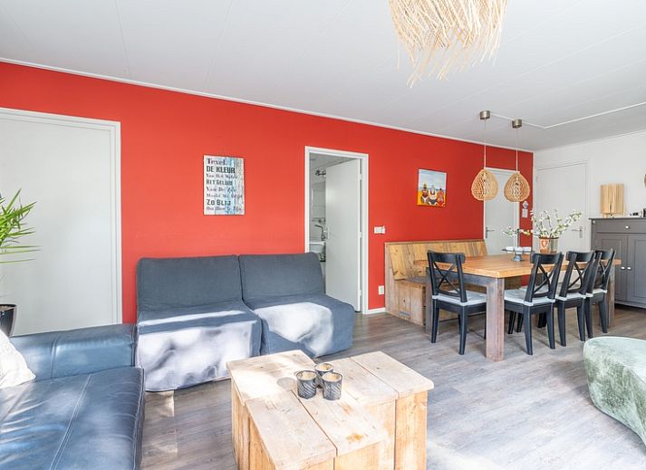 Bungalowpark De Nagtegaal in De Koog Texel, vacation home with spacious garden and terrace surrounded by greenery.