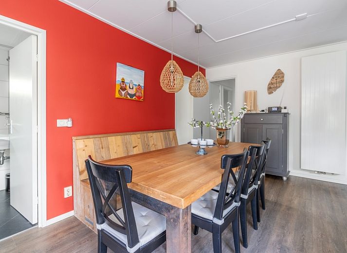 Vacation home Bungalow De Nagtegaal 21 in De Koog Texel, with sunny garden and terrace for relaxation.