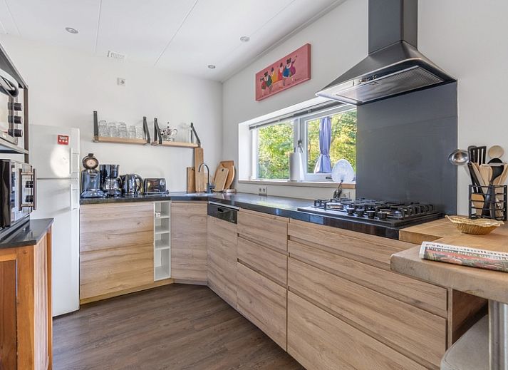 Vacation home Bungalow De Nagtegaal 21 in De Koog Texel, with sunny garden and terrace for relaxation.