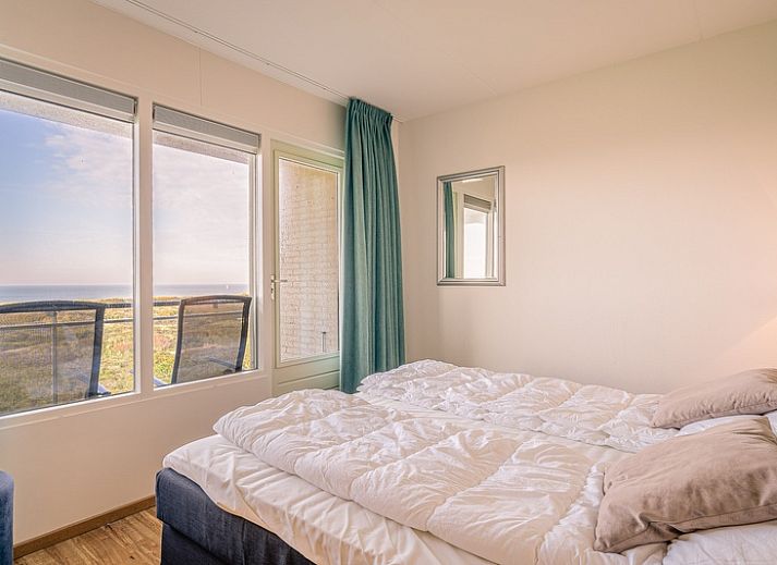 Helles Wohnzimmer im Appartement Juliana 102 Zeezicht, De Koog, Texel mit gemuetlicher Sitzecke und Meerblick.