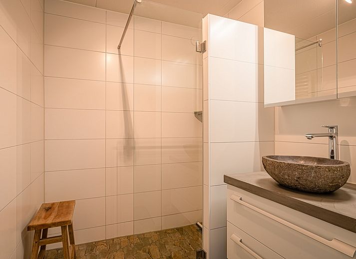 Helles Wohnzimmer im Appartement Juliana 102 Zeezicht, De Koog, Texel mit gemuetlicher Sitzecke und Meerblick.