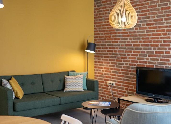 Gemuetliches Wohnzimmer im Apartment 4 bis 6 Personen, De Koog, Texel mit stilvollen Moebeln und natuerlichem Licht.