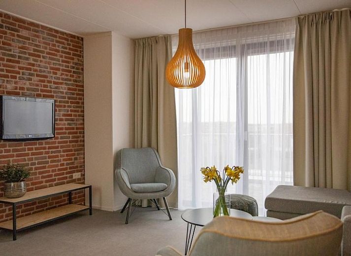 Gemuetliches Wohnzimmer im Apartment 4 bis 6 Personen, De Koog, Texel mit stilvollen Moebeln und natuerlichem Licht.