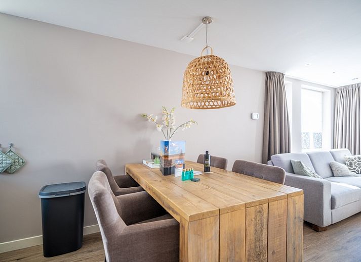 Bright living room of Apartment Juliana 034 Eilandzicht, De Koog, Texel with spacious seating area and access to the terrace.