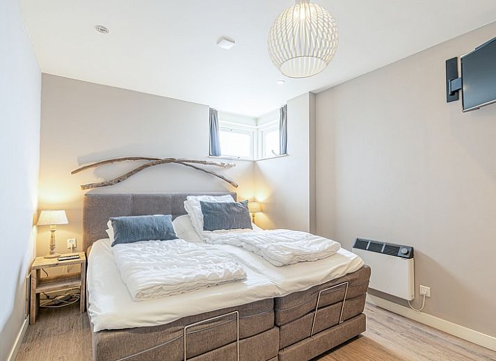 Bright living room of Apartment Juliana 034 Eilandzicht, De Koog, Texel with spacious seating area and access to the terrace.