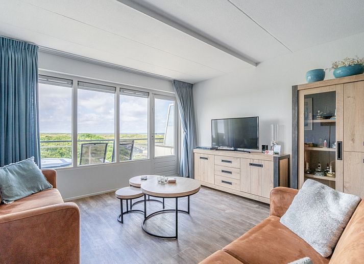 Gemuetliches Wohnzimmer im Appartement Juliana 096 Insel- und Meerblick, De Koog, Texel mit schoener Aussicht auf die Natur.