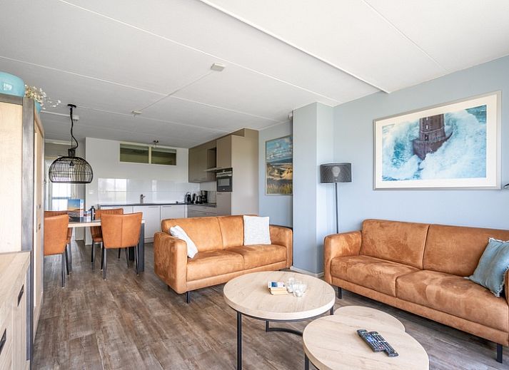 Gemuetliches Wohnzimmer im Appartement Juliana 096 Insel- und Meerblick, De Koog, Texel mit schoener Aussicht auf die Natur.