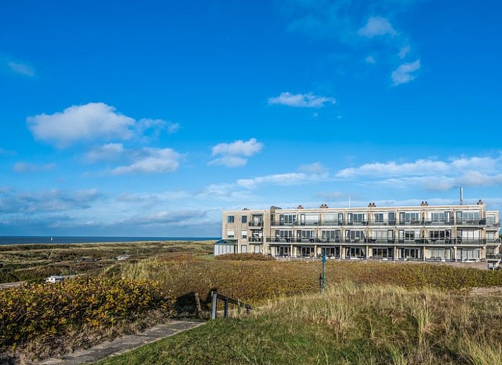 Helles Wohnzimmer der Ferienwohnung Juliana 096 Insel- und Meerblick, De Koog, Texel mit moderner Einrichtung und Meerblick.