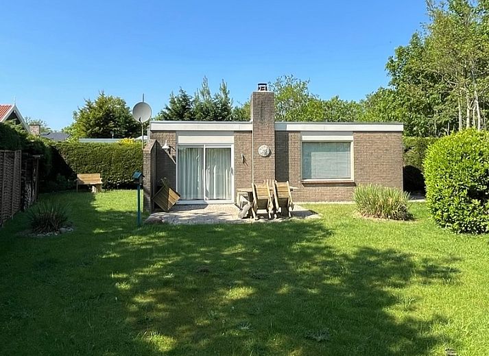 Bungalow 't Luwe Land 5B in De Koog Texel with sunny terrace and green garden.