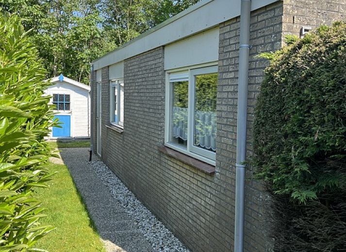 Bungalow 't Luwe Land 5B in De Koog Texel with sunny terrace and green garden.