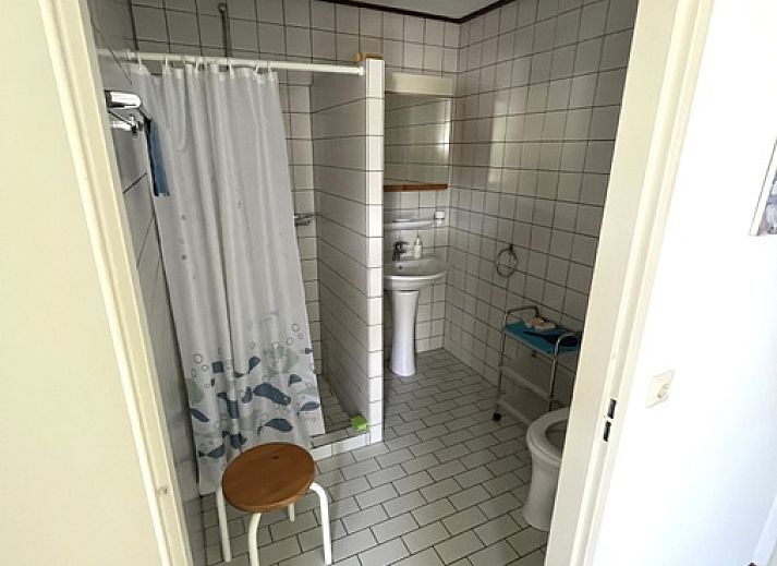 Side view of Bungalow 't Luwe Land 5B in De Koog Texel, surrounded by nature.