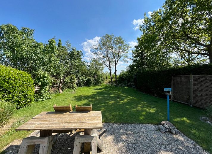 Side view of Bungalow 't Luwe Land 5B in De Koog Texel, surrounded by nature.