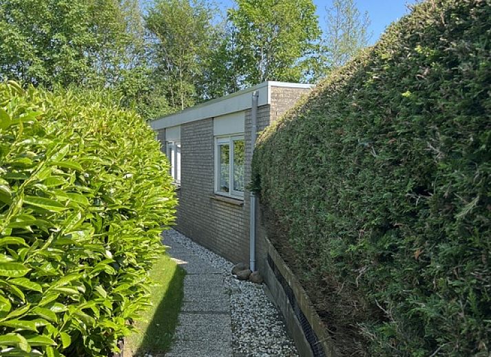 Side view of Bungalow 't Luwe Land 5B in De Koog Texel, surrounded by nature.