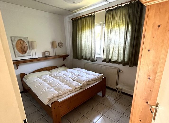 Side view of Bungalow 't Luwe Land 5B in De Koog Texel, surrounded by nature.