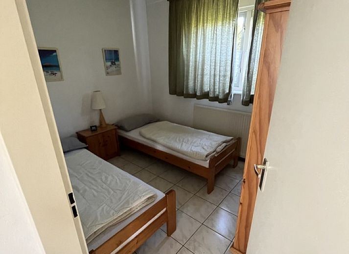 Side view of Bungalow 't Luwe Land 5B in De Koog Texel, surrounded by nature.