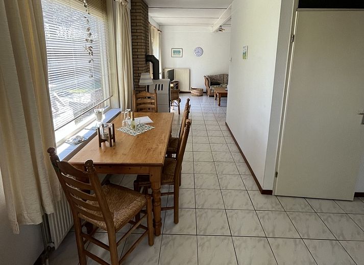 Cozy living room of Bungalow 't Luwe Land 5B in De Koog Texel with comfortable seating area.