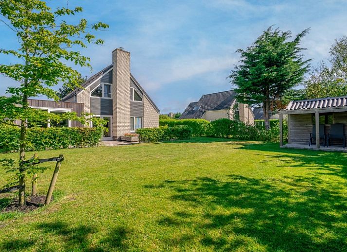 Vacation home Honeysuckle 93 with sauna in De Koog, Texel, surrounded by green garden and terrace.
