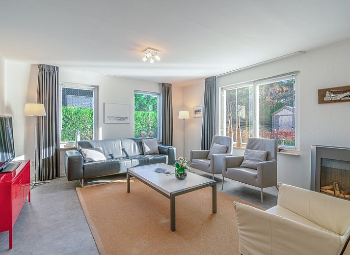 Vacation home Honeysuckle 93 with sauna in De Koog, Texel, surrounded by green garden and terrace.