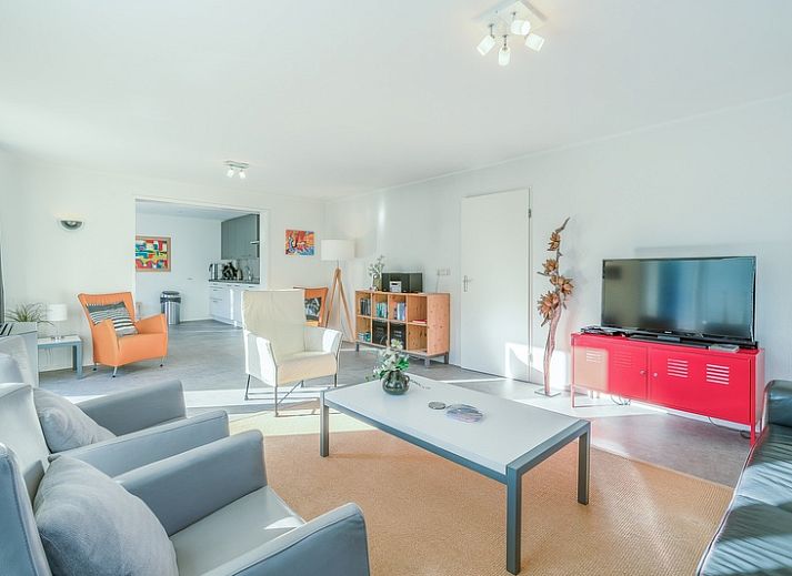 Vacation home Honeysuckle 93 with sauna in De Koog, Texel, surrounded by green garden and terrace.