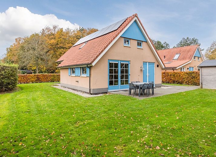 T6AB Comfort bungalow in De Koog, Texel met zonnig terras en groene tuin, ideaal voor een ontspannen verblijf op de Waddeneilanden.
