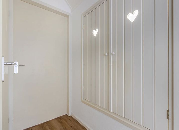 T6AB Comfort bungalow in De Koog, Texel met charmante gevel en tuinpad, ideaal vakantiehuis op de Waddeneilanden.