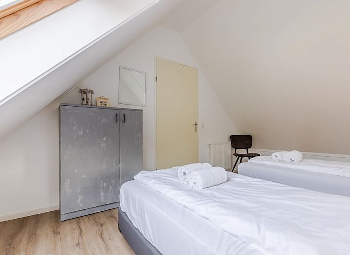 T6AB Comfort bungalow in De Koog, Texel met charmante gevel en tuinpad, ideaal vakantiehuis op de Waddeneilanden.