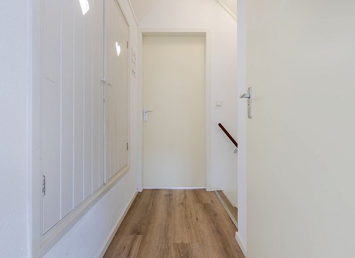 Praktische wasruimte in T6AB Comfort bungalow, De Koog, Texel. Voorzien van moderne wasmachine en droger voor optimaal gemak tijdens uw verblijf.