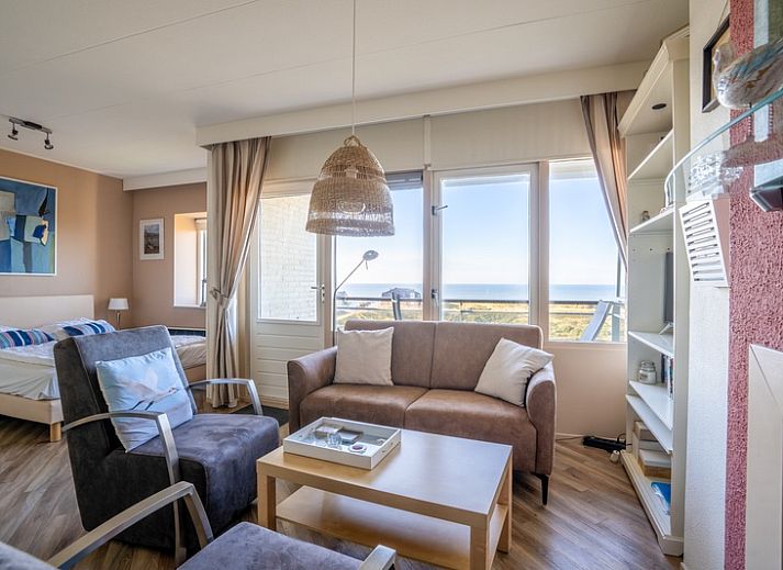 Gemuetliches Wohnzimmer im Appartement Juliana 158 Zeezicht, De Koog, Texel mit schoenem Meerblick.