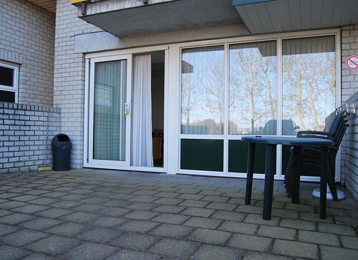 Modern bathroom in Apartment Dorpsstraat 245, De Koog, Texel with bathtub and shower.