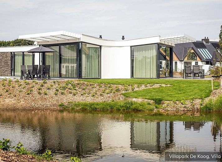 Luxury family villa 8p in De Koog, Texel with modern architecture and waterfront terrace.