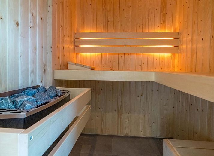 Essplatz im Freien im Ferienhaus 35 - 8A Blauwborst - BLV Kleingartenanlage Nr. 3 in De Koog, Texel, mit Liegestuehlen.